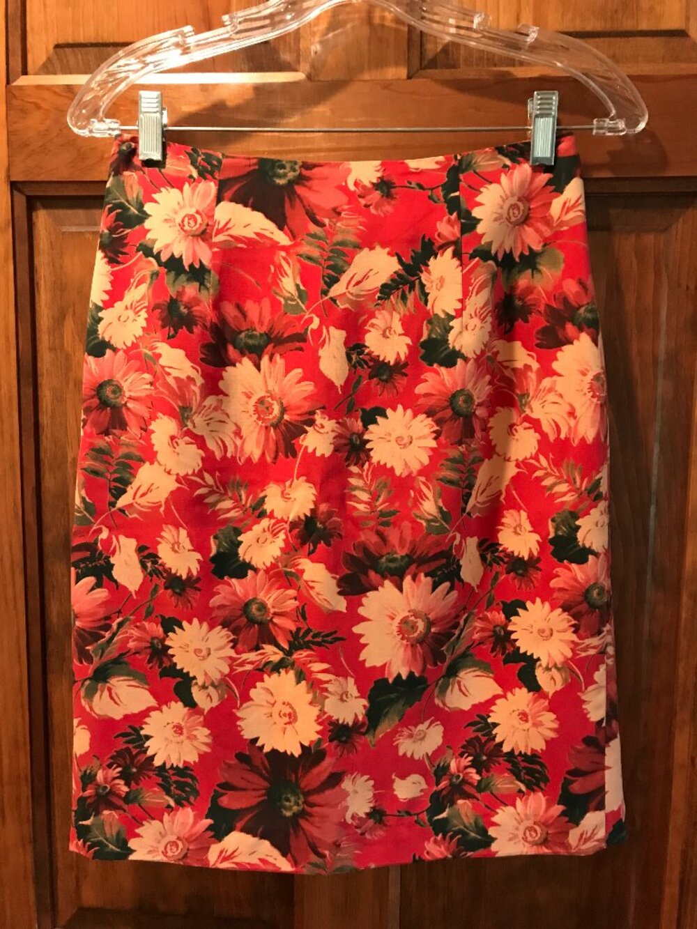 NEW WITH TAGS, OFF SAKS 5TH AVE. SILK CLUB WOMAN'S 100% SILK SKIRT, SIZE 6